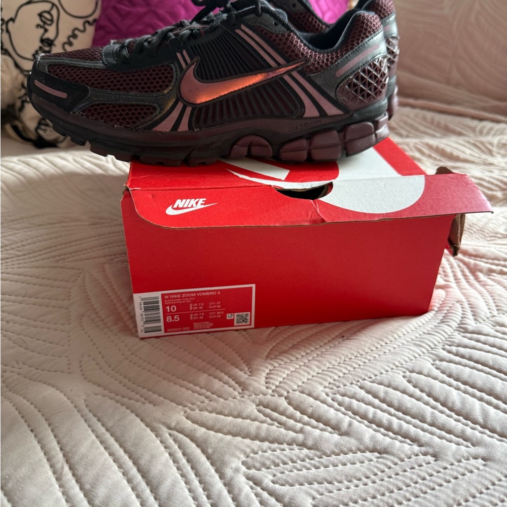 Nike women Vomero 5 Running Shoe in Black with Metallic burgundy  Accent
